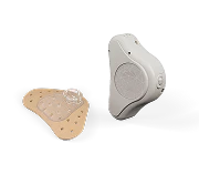 ADHEAR met kleefstof ADHEAR-beengeleidingsapparaat met bijbehorende zelfklevende adapter