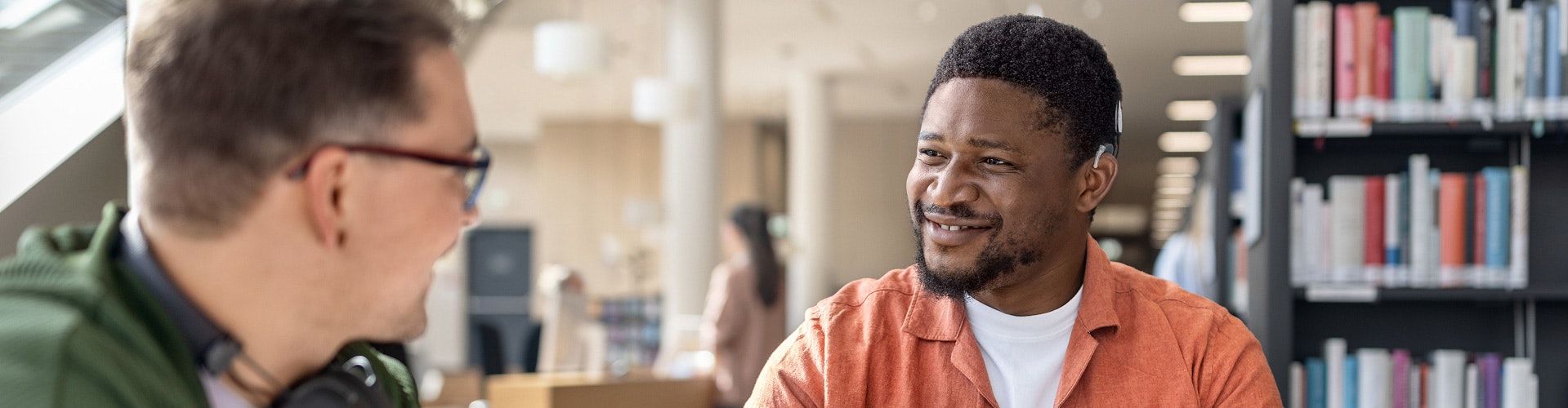 Um usuário do SONNET 3 desfruta de uma conversa silenciosa na biblioteca