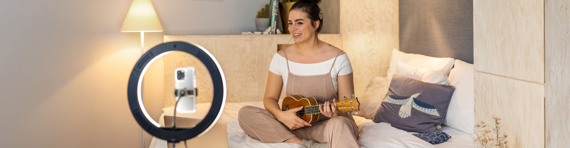 Uma usuária do RONDO 3 toca ukulele e canta para seus seguidores nas redes sociais