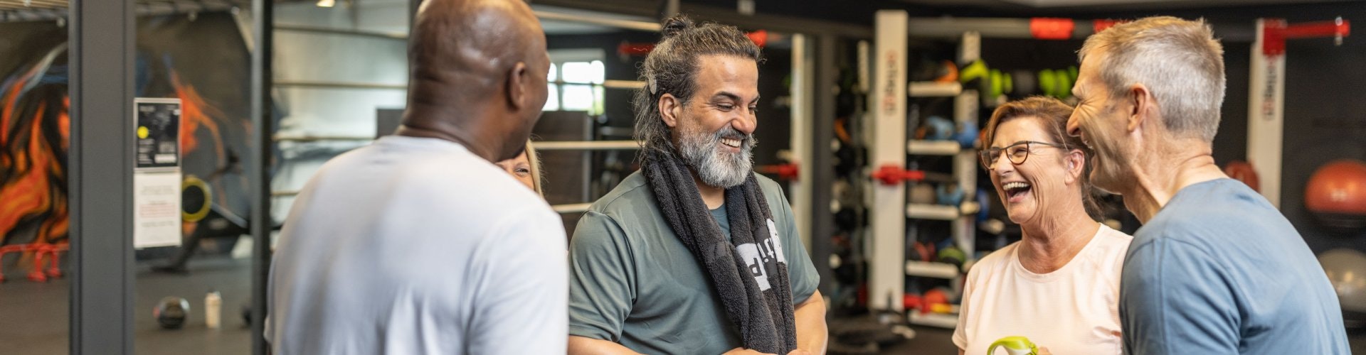 In einem Fitnesskurs kann die Person mit dem Cochlea-Implantat mühelos Gesprächen folgen und mit den anderen Spaß haben.