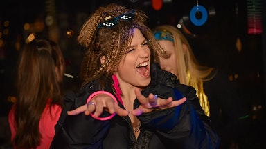 Uma jovem mulher com um implante coclear dança música